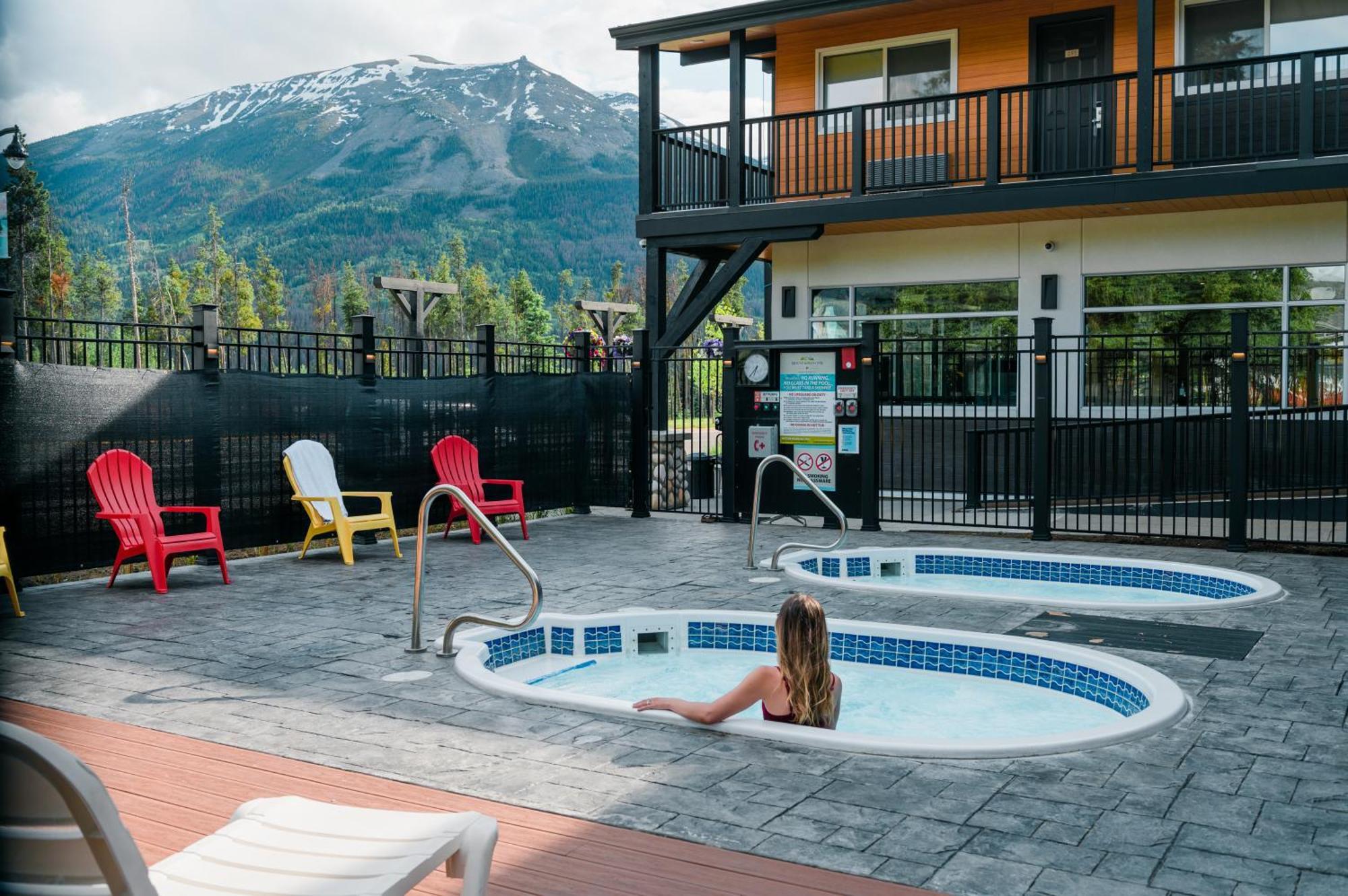 Mount Robson Inn Jasper Exterior photo